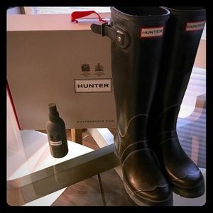 Black matte hunter boots